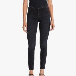 MOTHER Denim / high waisted Looker Ankle Fray / Black / 26